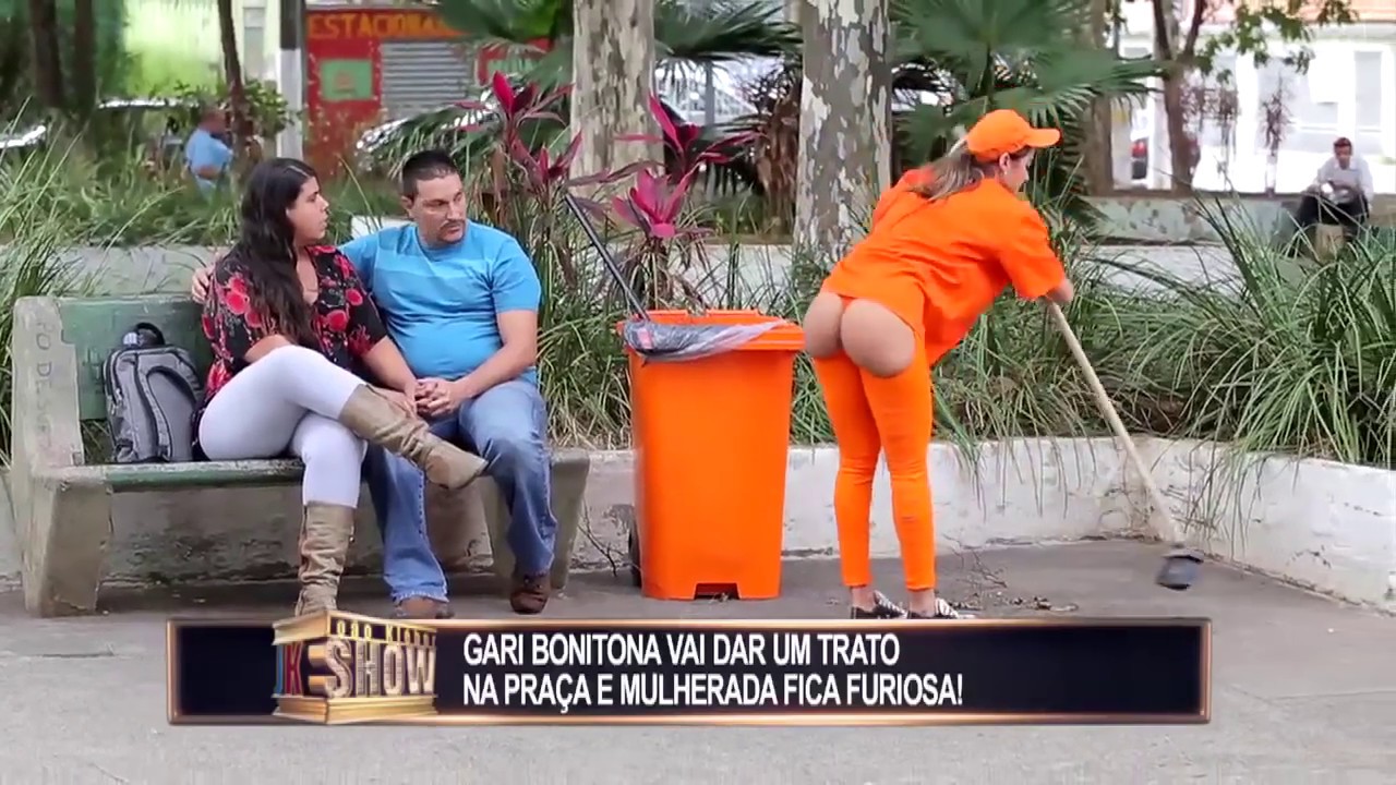 Furo no uniforme deixa gari gata com bumbum de fora