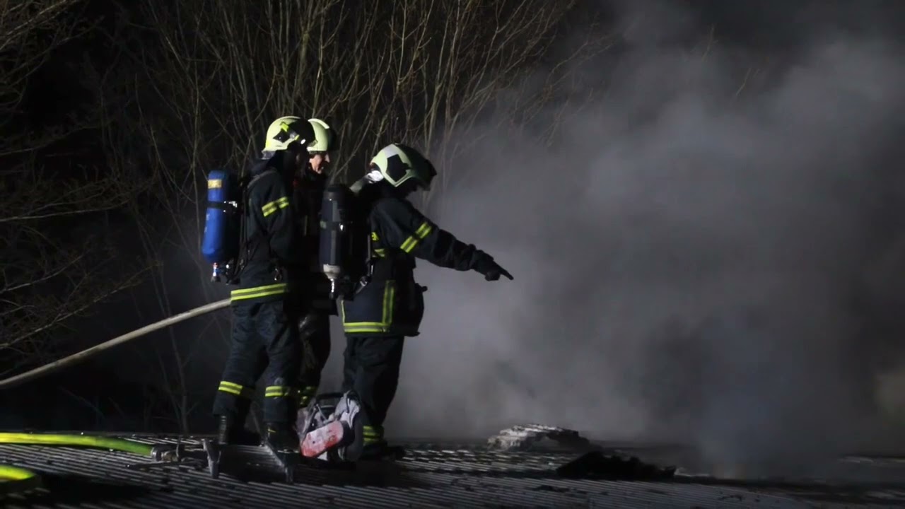Voldsom brand i kontorpavillioner ved Roskilde