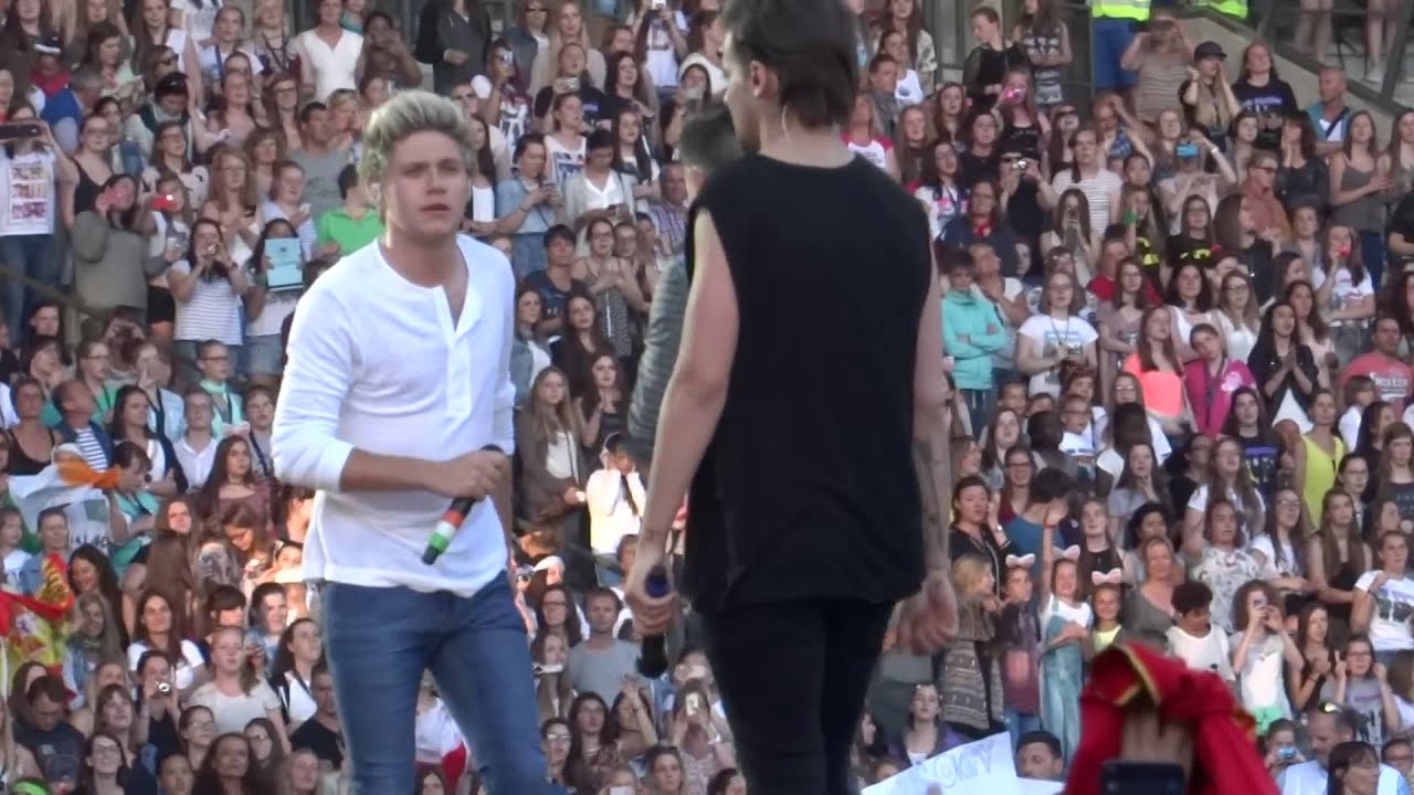 Talking + Kiss You - One Direction - OTRA - Brussels 13/06/2015