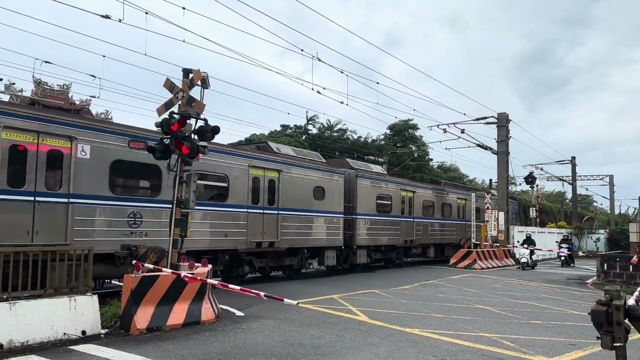 開往蘇澳區間車通過頭城吉祥平交道，舒服的魚尾板｜