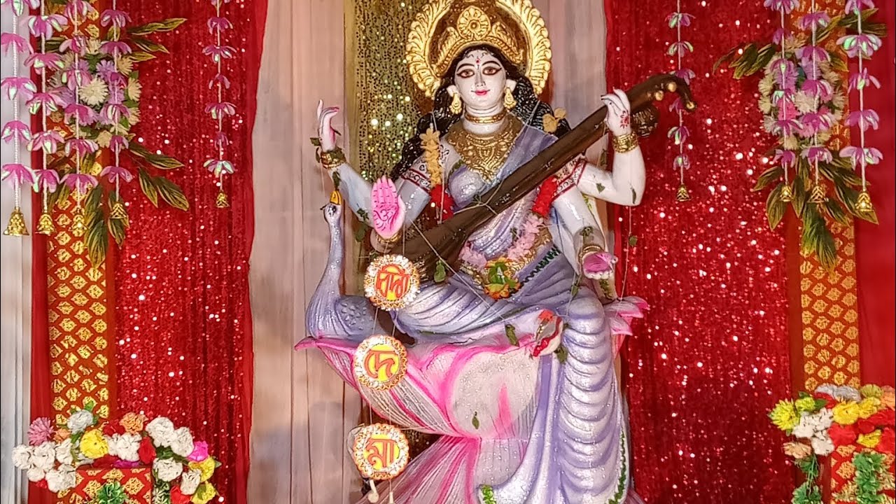 জ্ঞানের কিছু বিষয় নিয়ে তৈরি মা সরস্বতী পূজার আয়োজন 
