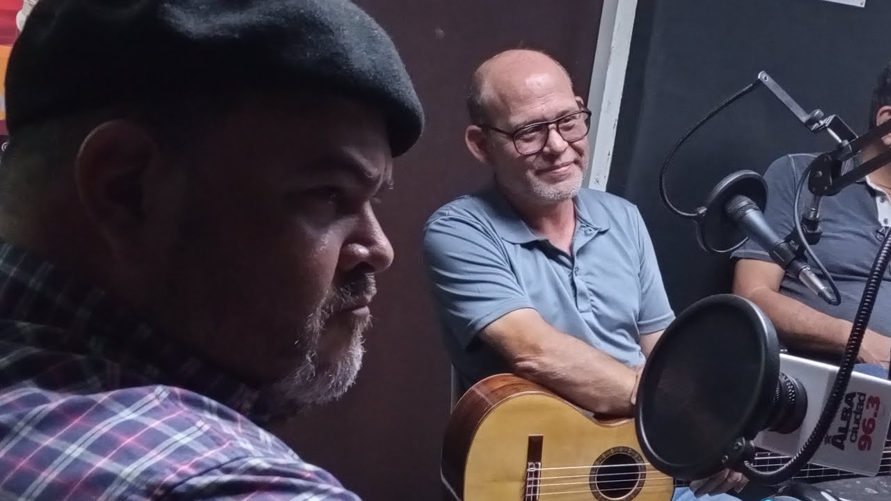 Cuatristas Juan Carlos Sanz y Gustavo Colina entrevistados en Alba Ciudad: Tocan algunas canciones