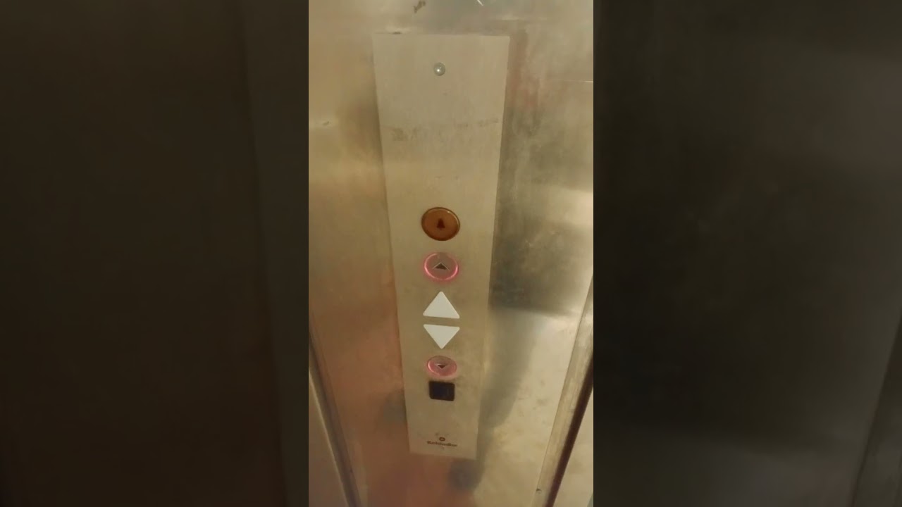Centro commerciale dima shopping Bufalotta Village talenti ascensore passeggiata fino a arrivederci 