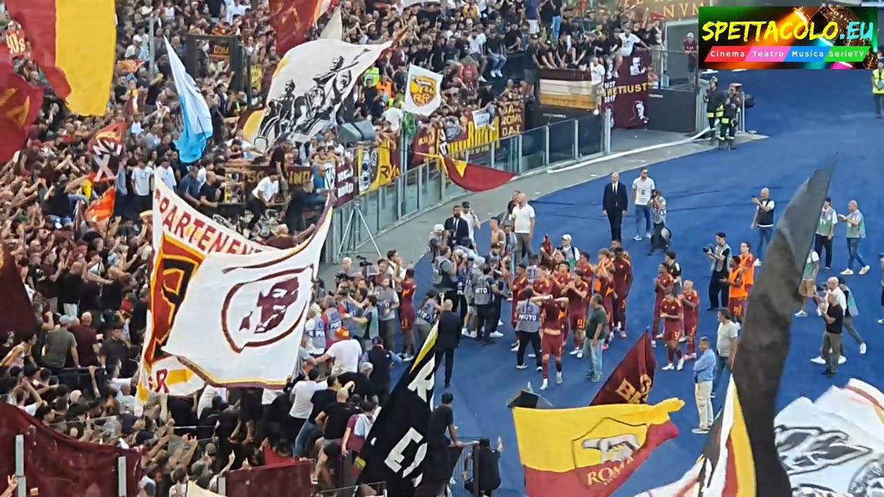 Lazio-Roma 0-1, esultanza finale giallorossa sotto la Curva Sud, Mancini sventola la bandiera