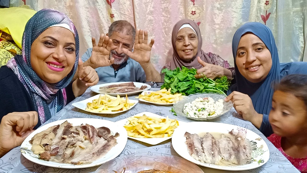 تحدي اكل الرنجة مع البطاطس المقلية والجرجير حصل لها حاجات غريبه في الشقة 😢 العيون عليها ساحر 😂