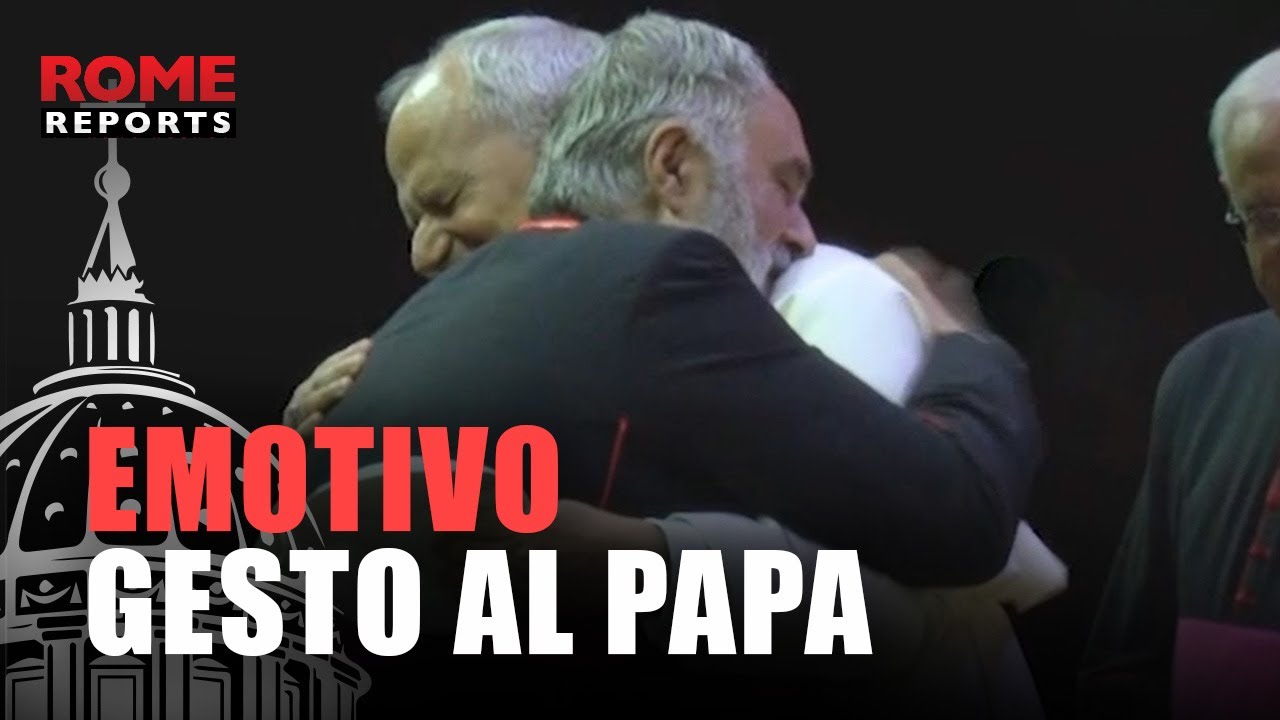 El momento en el que un cura español le pide al papa subir al escenario y darle un abrazo