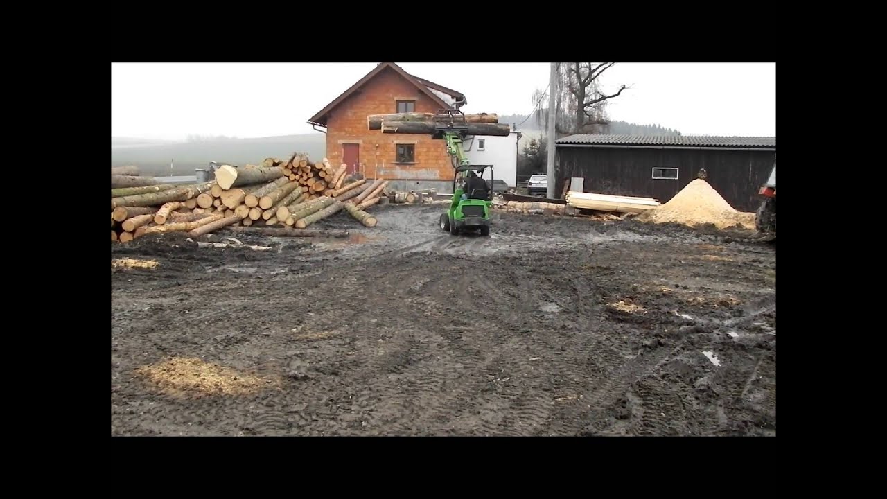 Nakladač Avant 528 AGRO při manipulaci se dřevem