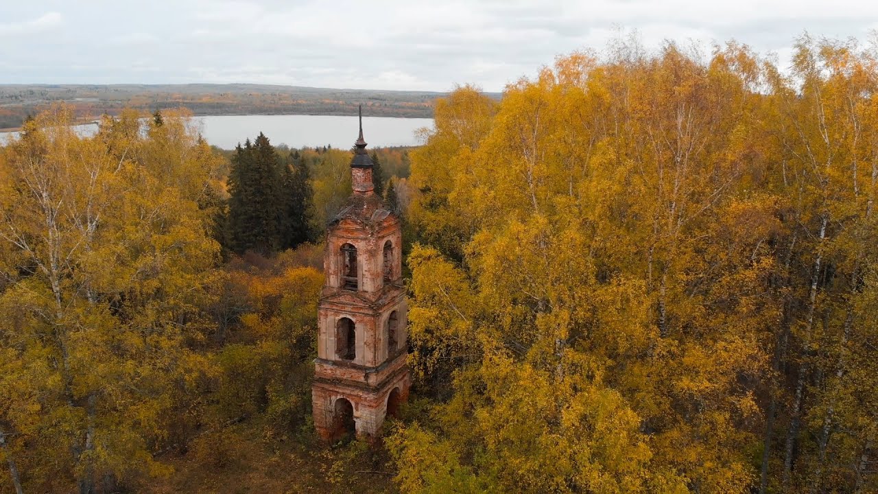 Руины церкви на берегу недоступного озера. Озеро Ловецкое. Погост Благовещенский. Ярославская обл.