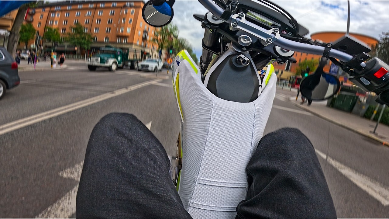 Åker Motorcykel mitt i Stockholm (Supermoto)