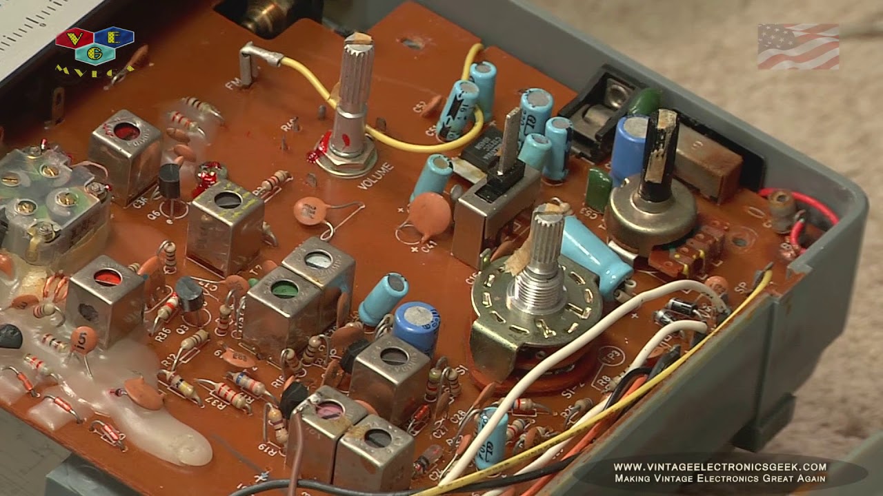 Radio Shack / Realistic 12-625 AM-FM Radio - Part II - Batteries & Guts