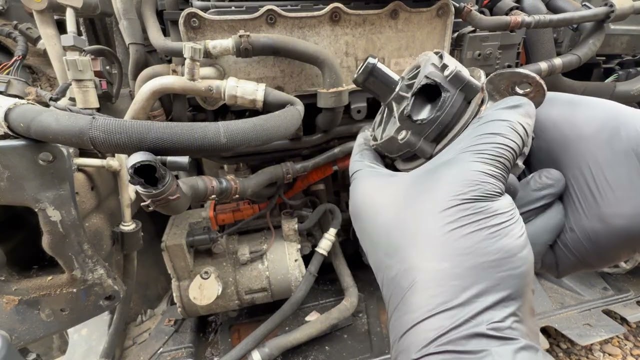 VW Passat GTE 1.4 Hybrid coolant water pump 04L965567 and coolant valve 5Q0906457C replacement 