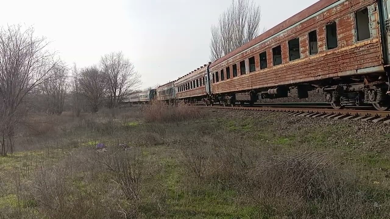 Сегодня снял 2ТЭ116-1575 с грузовыми и пассажирскими вагонами и вспомогательным чмэ3-3515