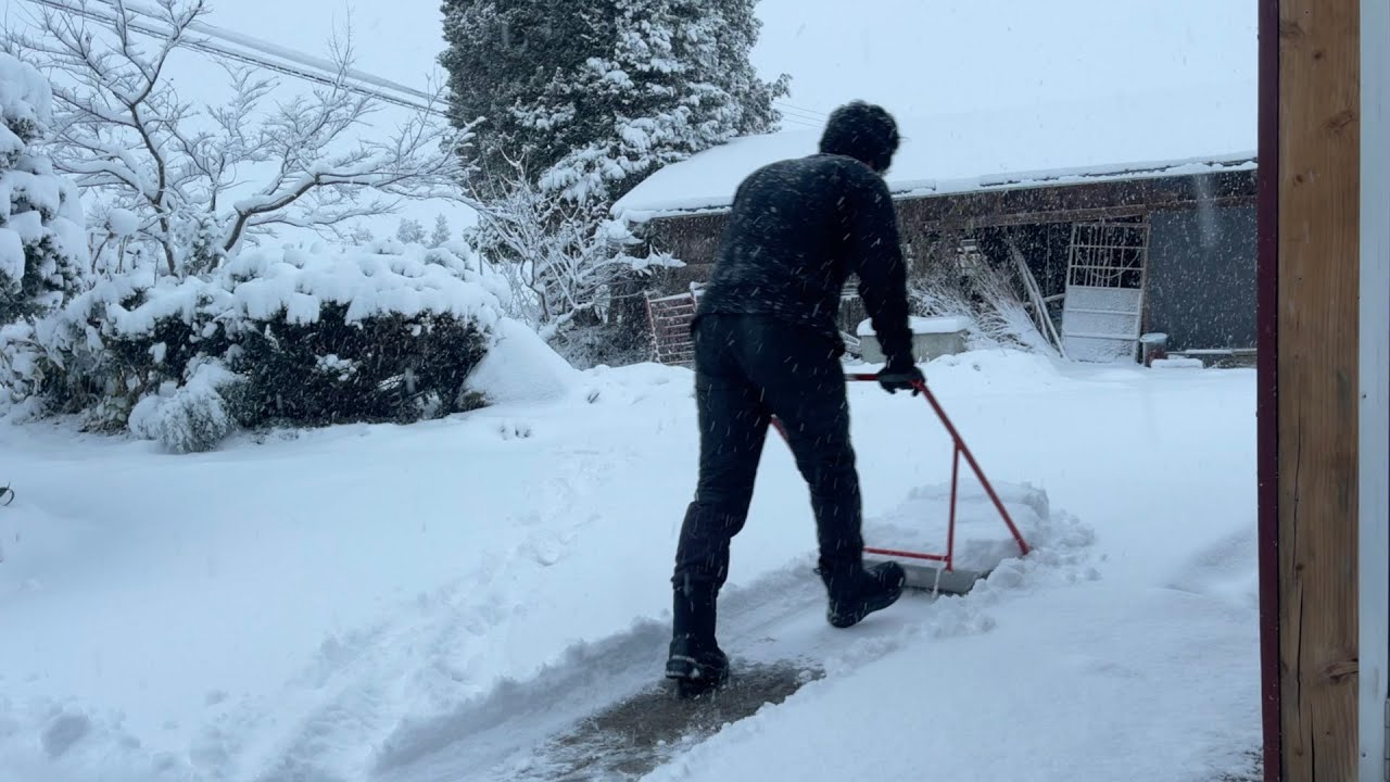 ＃６３ 明治時代の古民家を夫婦で再生｜今年初めての大雪｜井戸水の力を借りて雪対策｜連日の雨と雪で畑に水溜りができてしまった｜畑の水路作り
