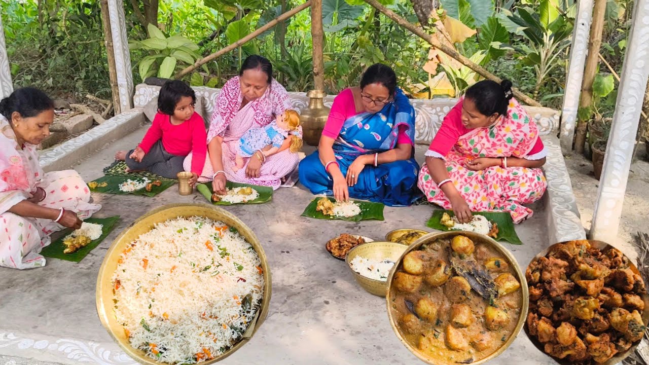 হোলি স্পেশাল ফ্রাইড রাইস,কাশ্মীরি আলুর দম আর ফুলকপি পকোড়া সাথে জমিয়ে খাওয়া দাওয়া