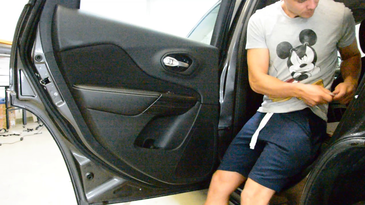How to remove the door panel Jeep Cherokee