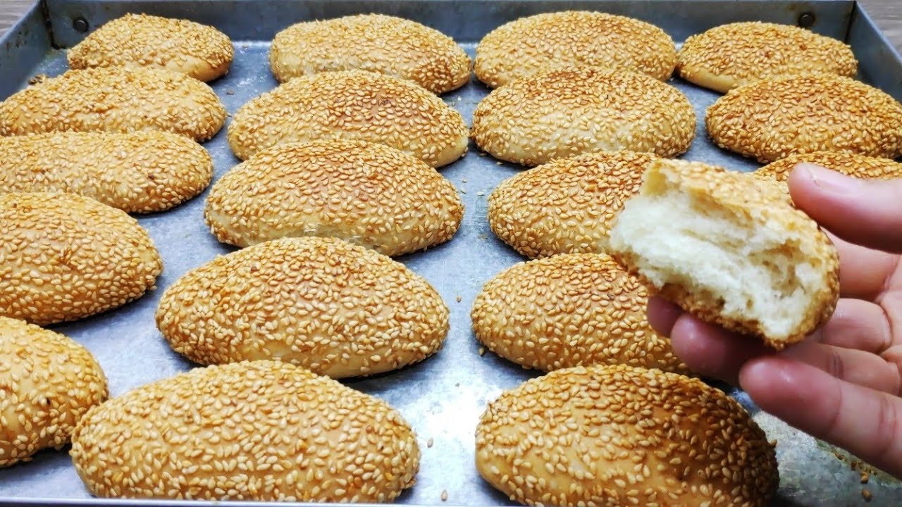 جربوا ألذ فطائر بالسمسم بعجينة أخف من القطن وإزاى نثبت السمسم ونخمر العجينة فى الجو ده