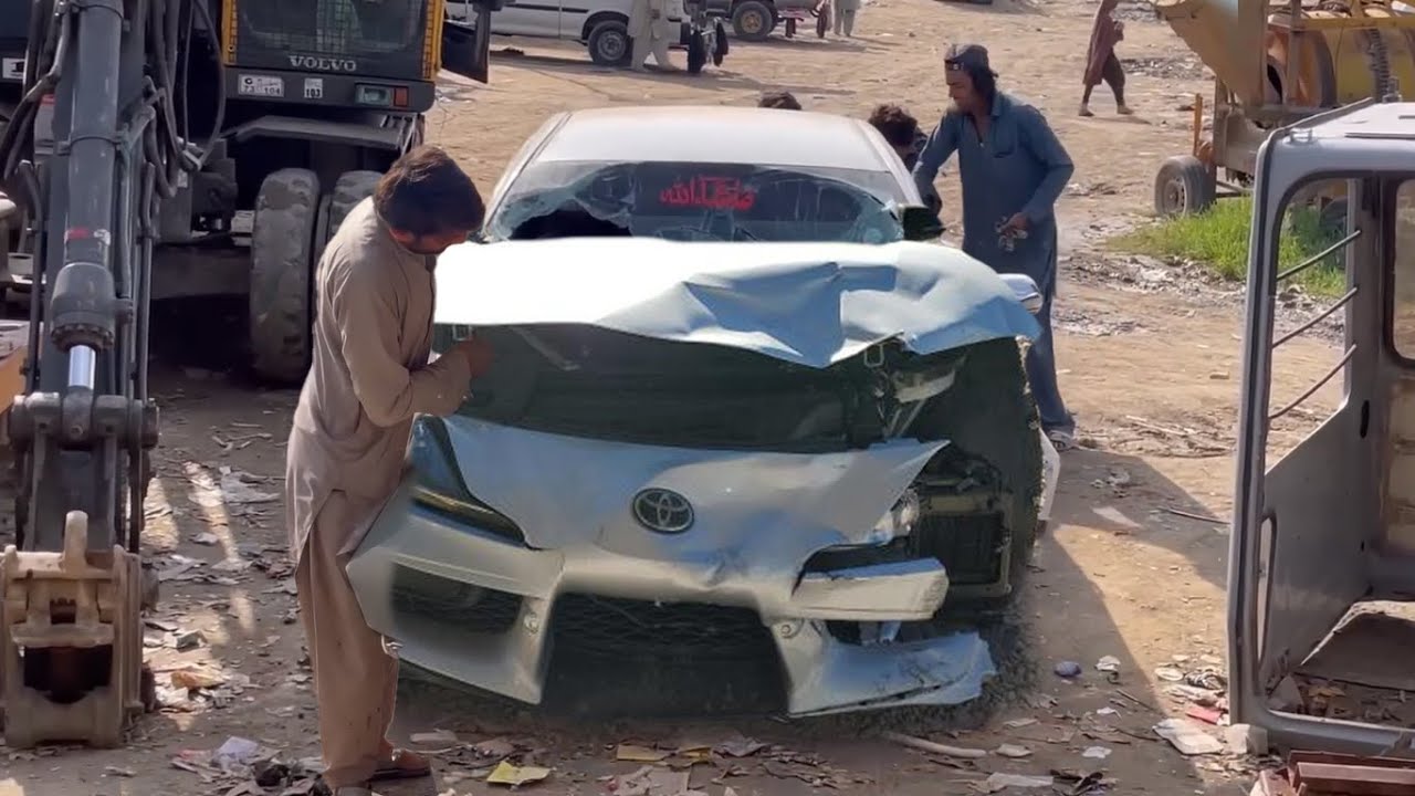 REPARASI SEDAN TOYOTA BEKAS KECELAKAAN DI PAKISTAN