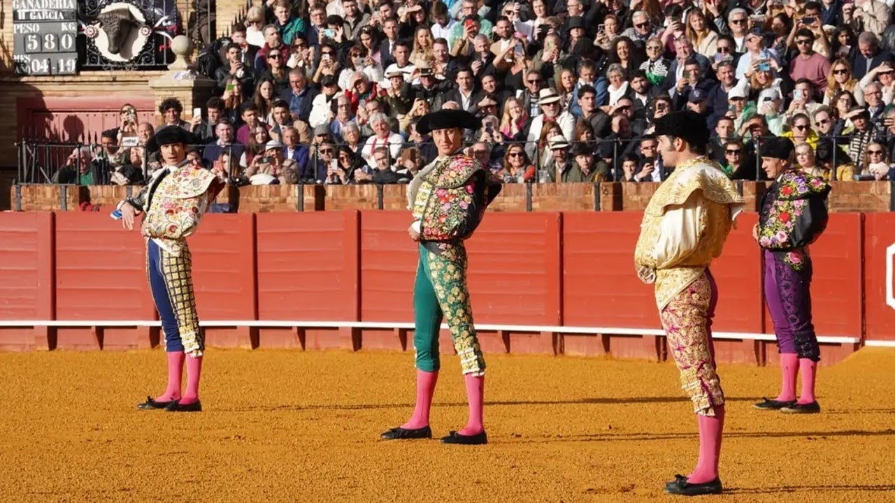 SEVILLA 2024 - Dom. de Resurrección | Paseíllo completo de Morante, Castella y Roca Rey - 31/03/24