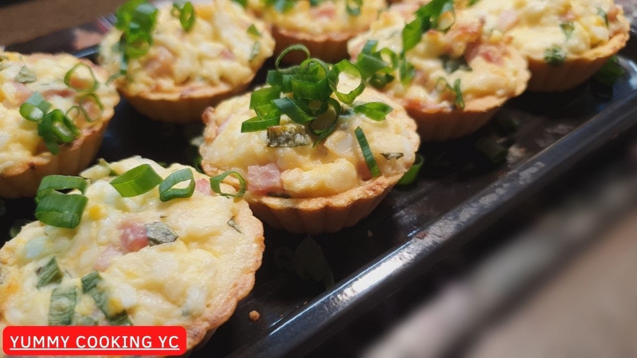 Тарталетки с ветчиной, сыром, яйцами и зеленью.