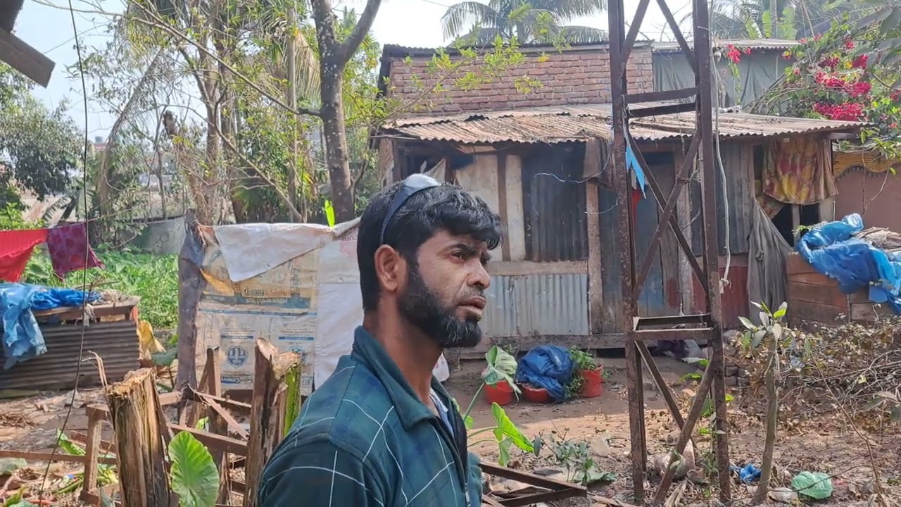 ঝালকাঠি নতুন বাসস্টান্ডে কে অথবা কাহারা কেটে নিয়ে যাচ্ছে বিশাল বড় এক সাইনবোর্ড,  লেবার কি বলছেন।