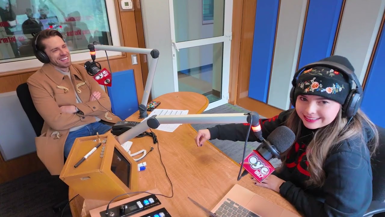 Carlos Murrieta en cabina para platicar con Jaidy sobre la fiesta futbolera que viene a nuestro país