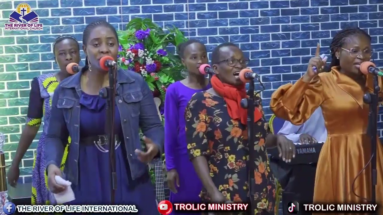 PRAISE MOMENTS