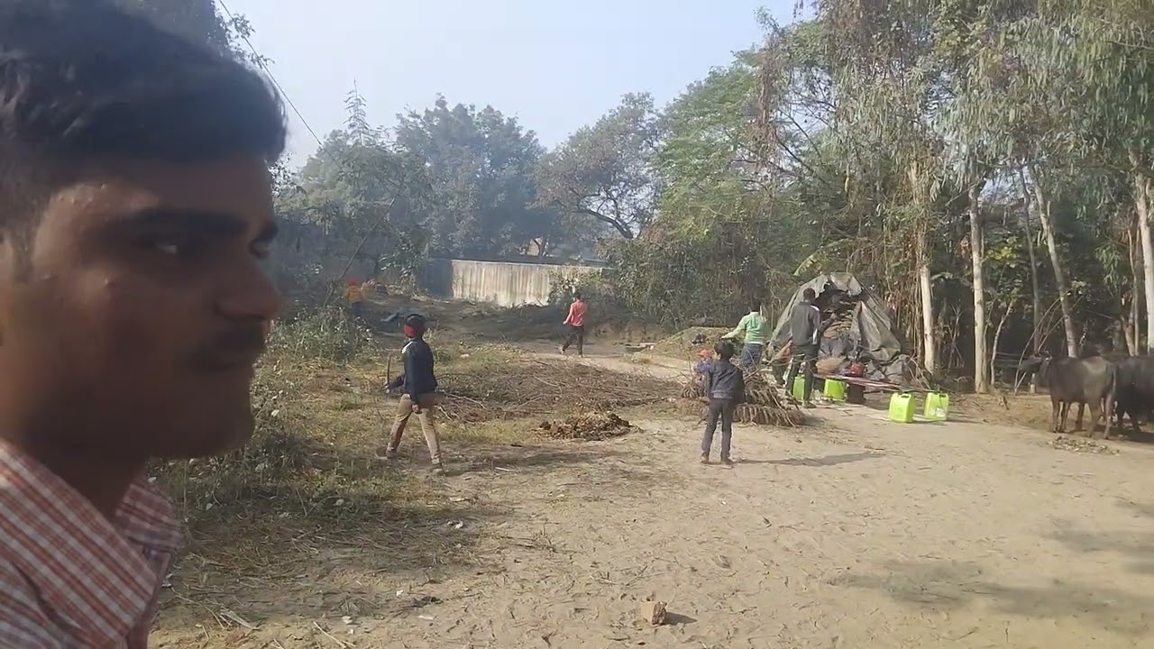 बच्चे अपना कुछ खेल रहे हे तो बच्चो से पूछते हे