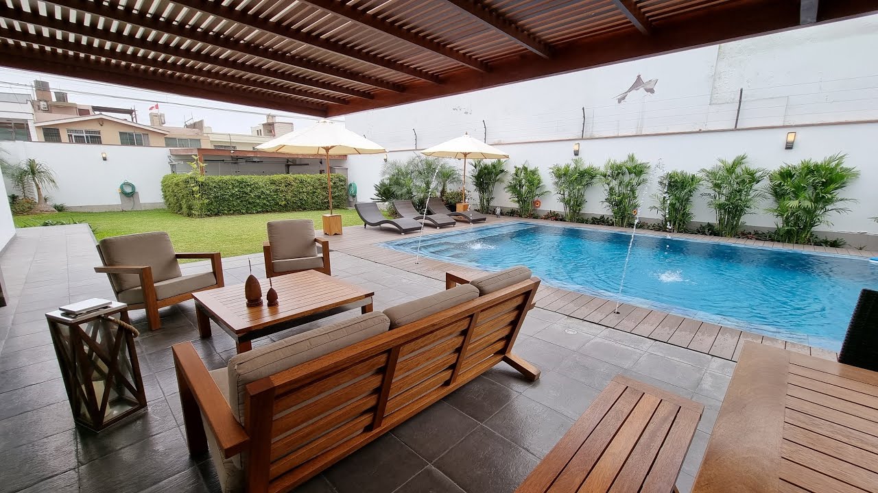 SAN BORJA VENTA DE AMPLIA Y MODERNA CASA CON PISCINA