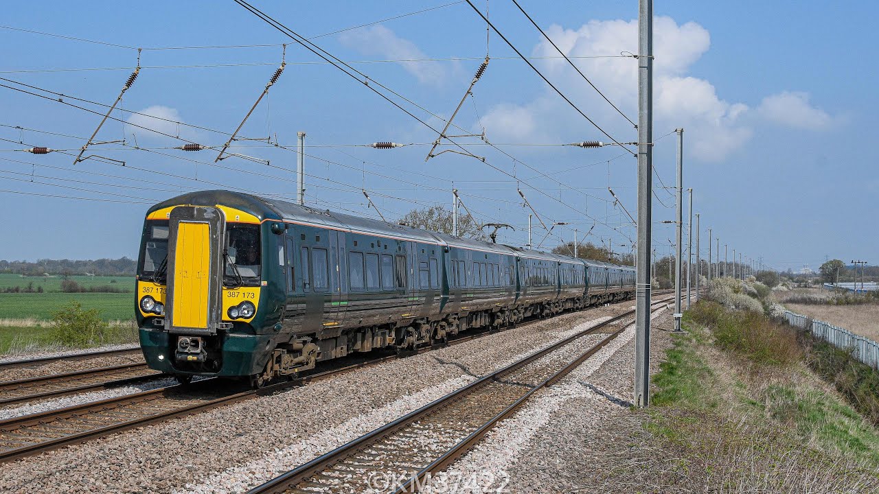 Ex GWR 387173 and 174 work 5A54 at New Zealand Footbridge