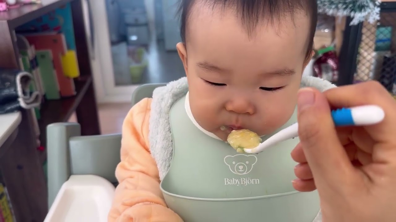 이유식먹는아기. 2