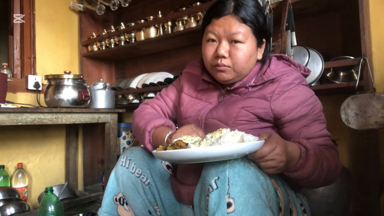 Hamro aama chai bihanai bihema janu vo aba hami matrai huda ta j vani khada vaihalxa 😍