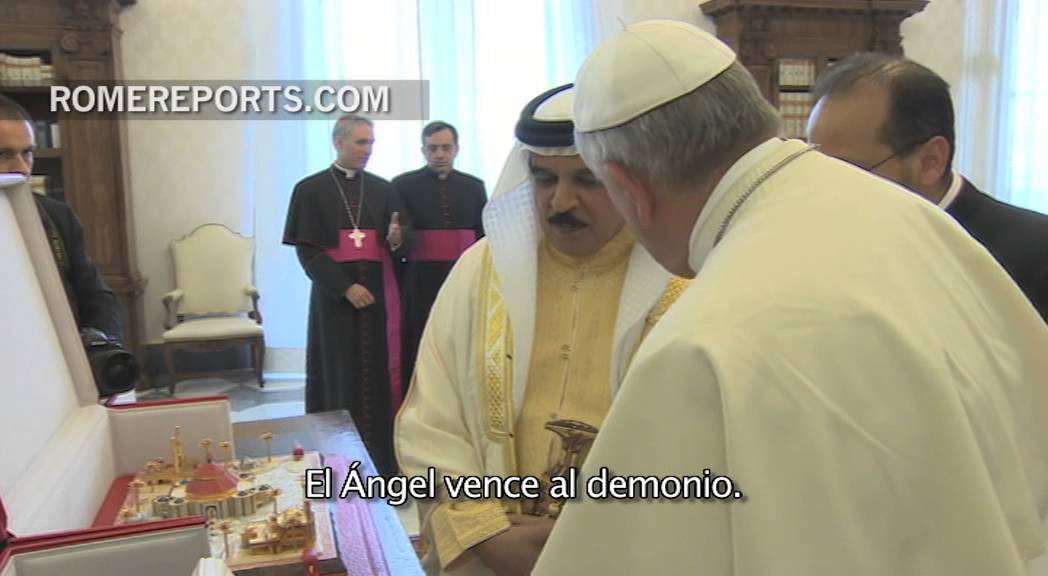 El Rey de Barhein regala al Papa la maqueta de una iglesia gigante que se construirá en el país