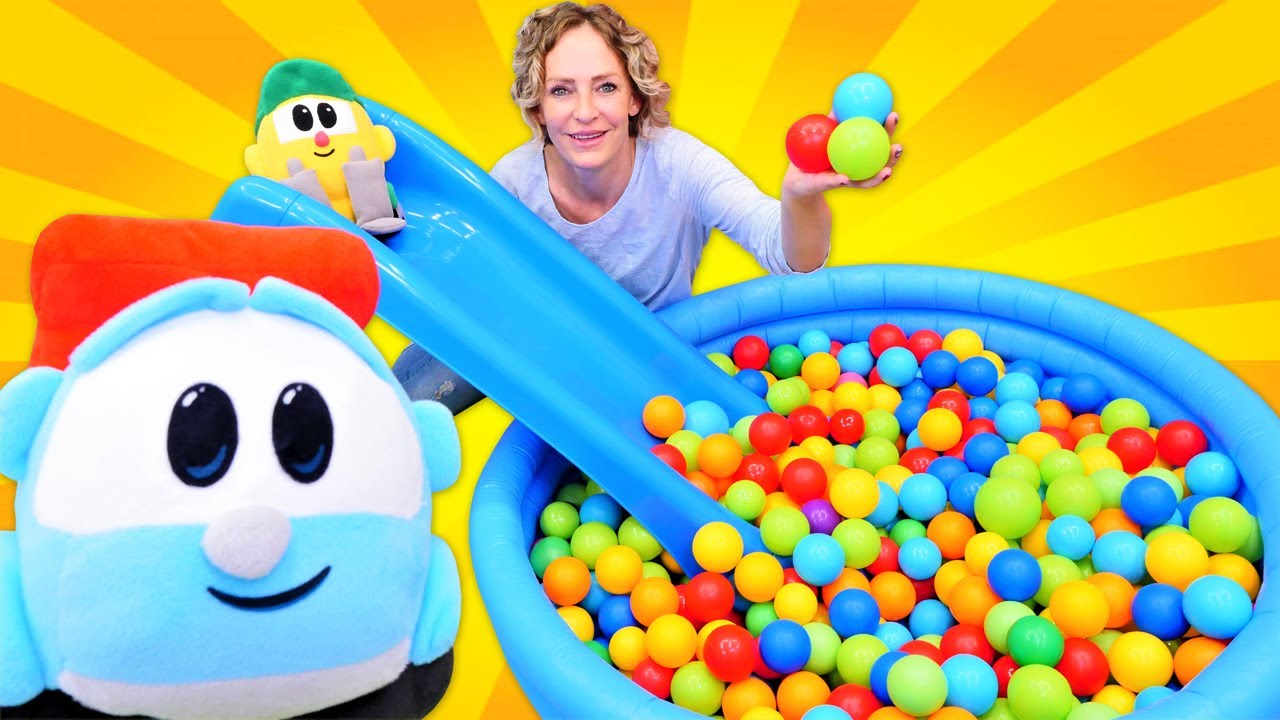 Nicole baut f&uuml;r Leo der Lastwagen eine Rutsche. Spielzeug Video f&uuml;r Kinder. Video am Spielplatz.