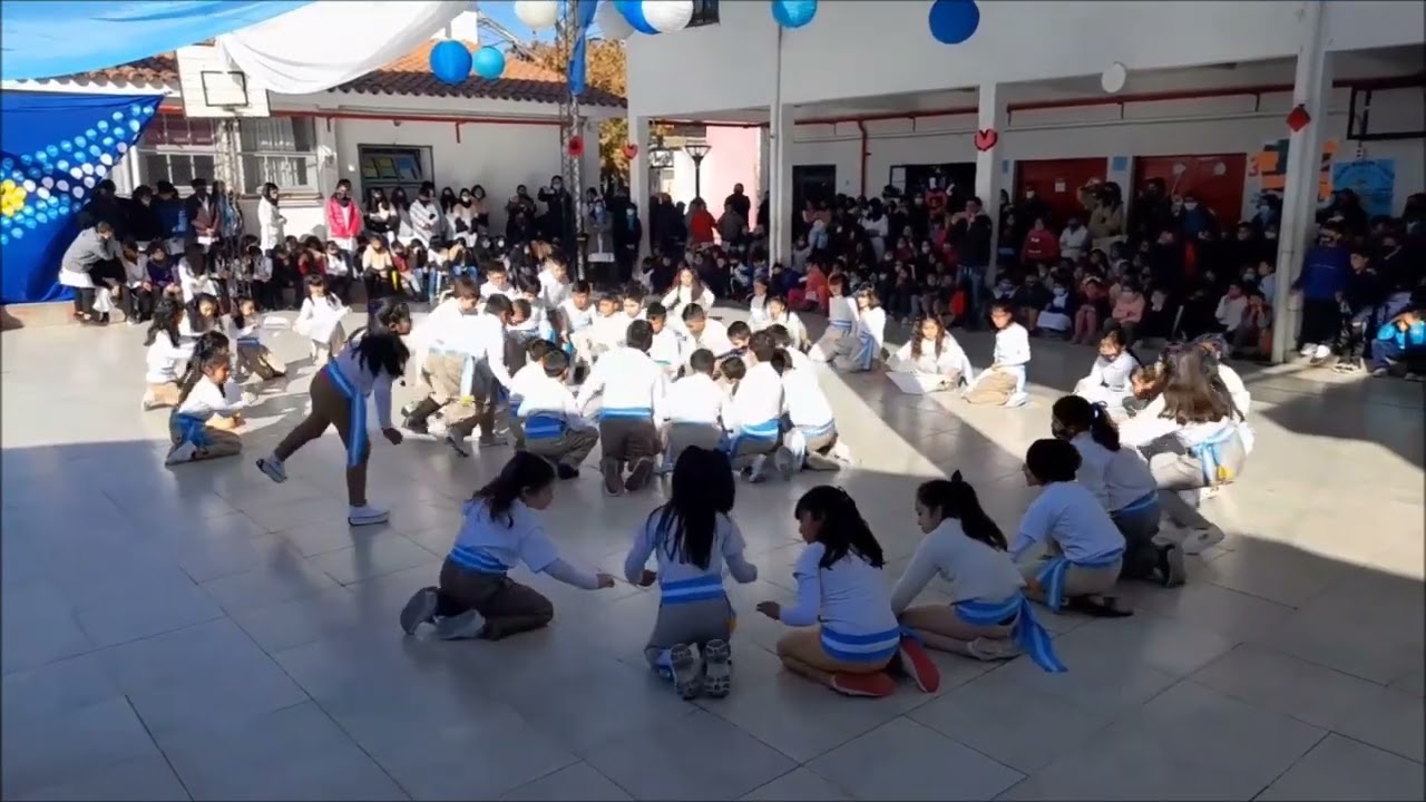 Número alusivo al Acto de la Promesa de Lealtad a la Bandera, alumnos de 4° A y B Esc. Alte.G. Brown