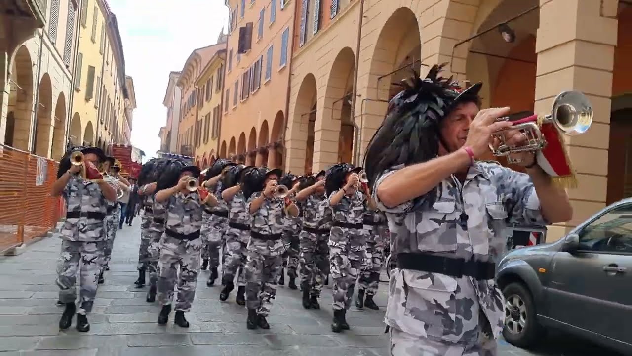 Reggimento suonato per le vie di Bologna Fanfara Bersaglieri di Bedizzole
