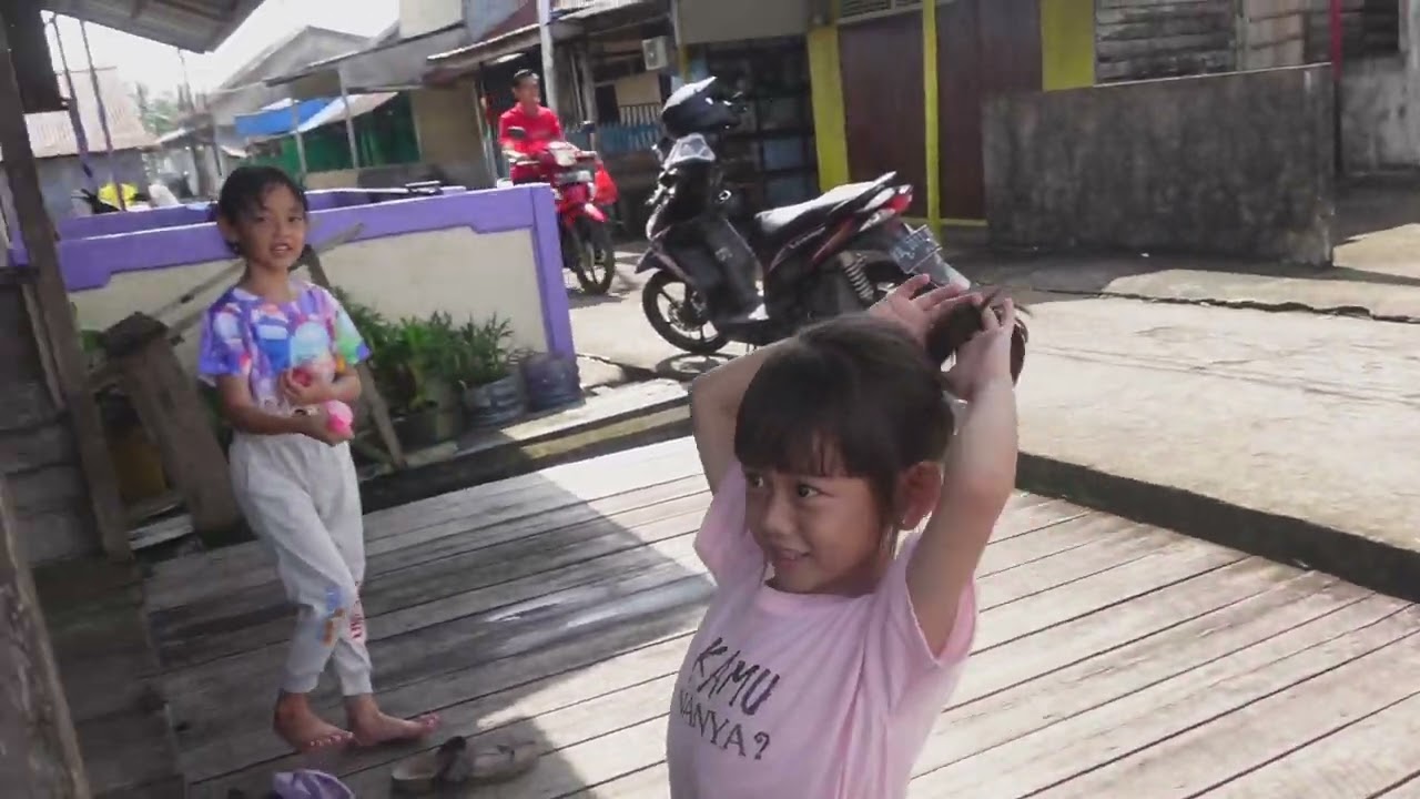 pemukiman warga Tionghoa di pinggir sungai kakap Kalimantan