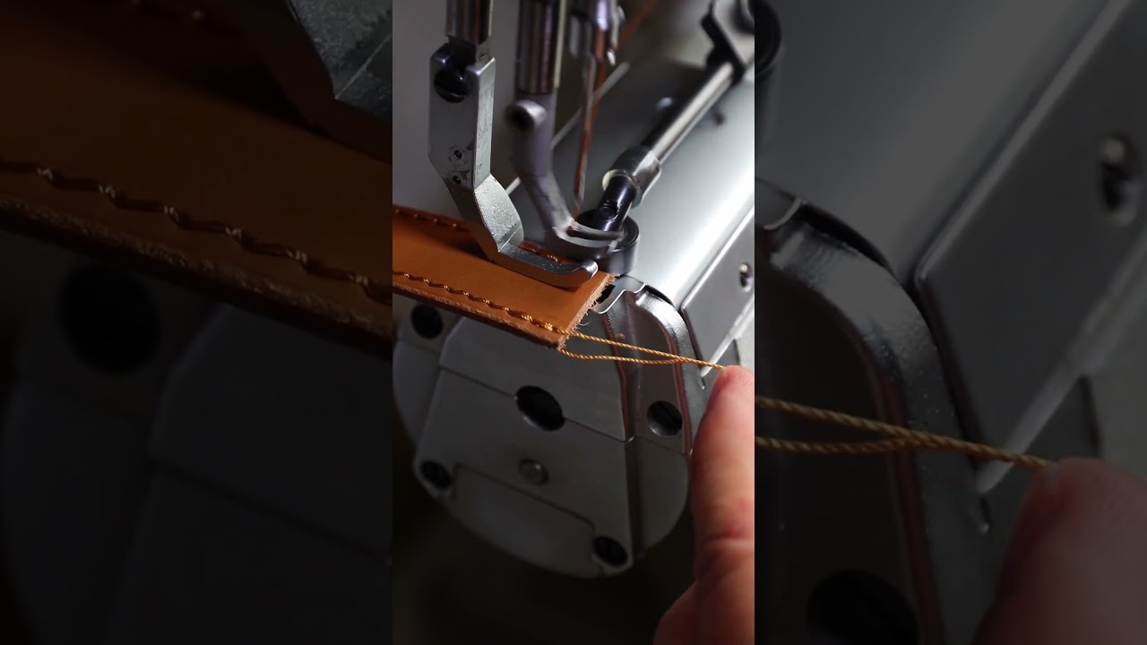 Surpiqure de la lani&egrave;re du rabat d'un sac &agrave; dos. #shorts #hephlam #leathercraft #satisfying #sewing