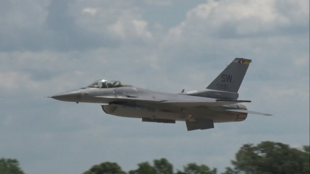 EAA AirVenture 2018 - F-16CJ Fighting Falcon Demonstration