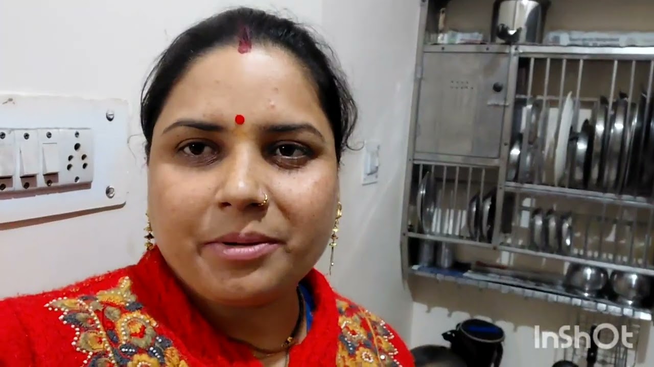 आज बनाई हूं पूरी सब्जी और गाजर का हलुआ साबूदाना की खिचड़ी और मिठाई लाई हूं बहार से 