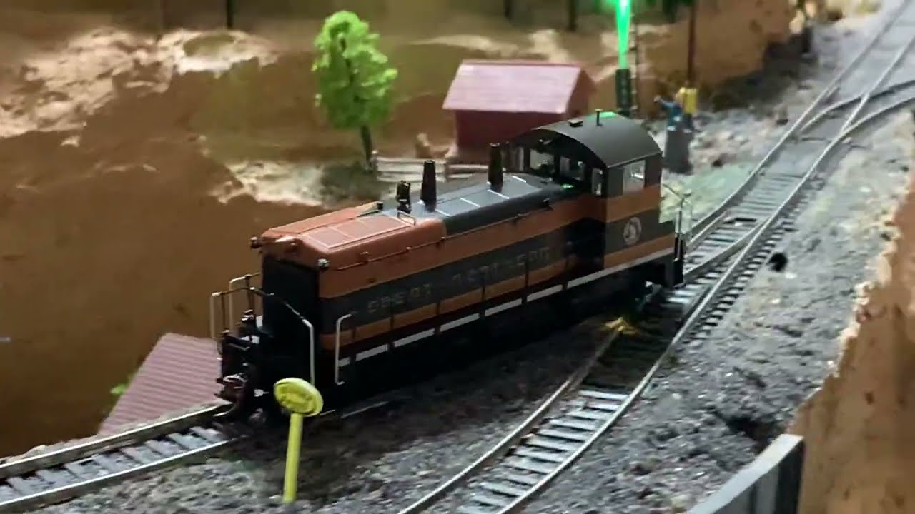 HO Scale Rapido EMD SW1200 DC / DCC Sound Diesel Switcher GREAT NORTHERN NG #31