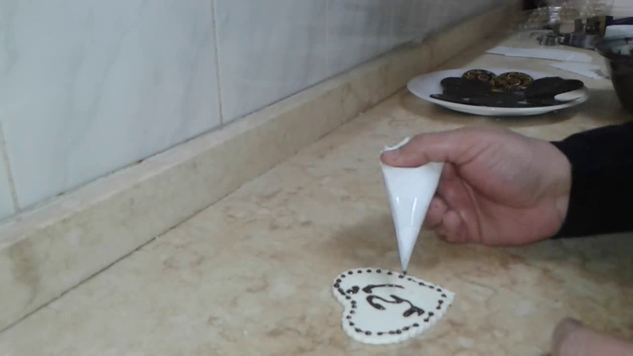 عمل اشكال للتزيين بالشيكولاتة بابسط طريقة