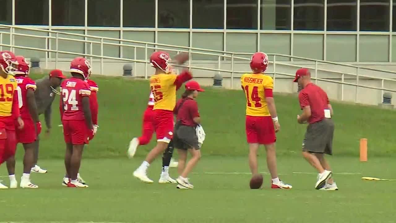 Patrick Mahomes seen making passes at Kansas City Chiefs OTAs