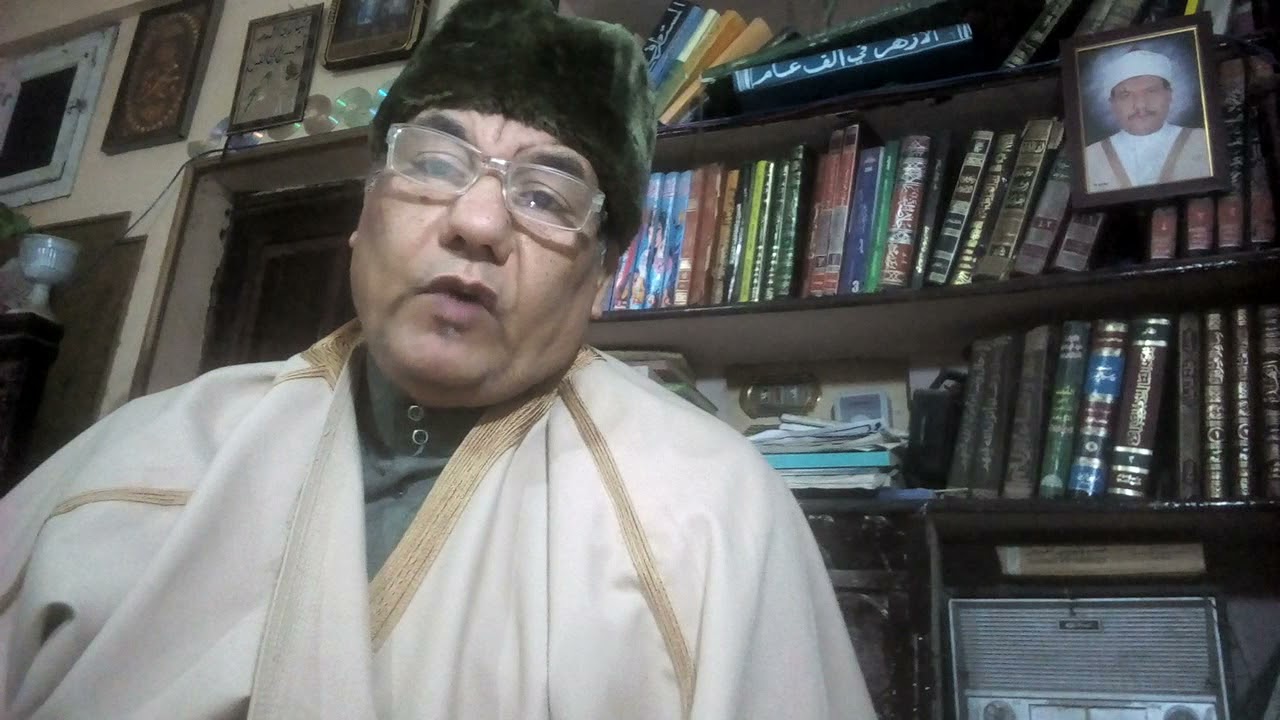 معنى :(وما يعمر من معمر ولا ينقص من عمره...)
