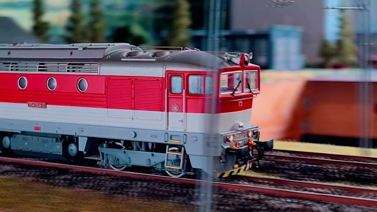 Model dieselovej lokomot&iacute;vy 754 004-0 a 754 055-2 (Okuliarnik) ZSSK