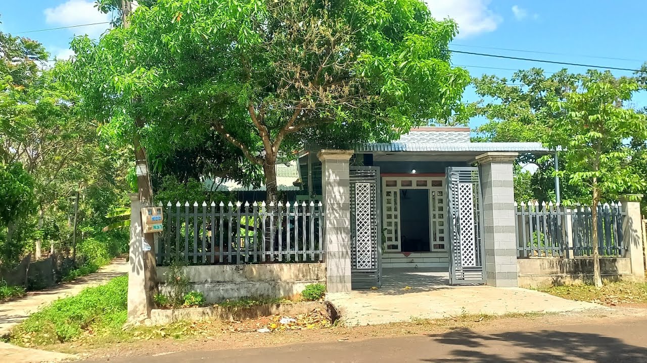 Bán nhà đẹp hồ cá koi tặng nội thất, 2 mặt tiền nhựa lớn, sẵn thổ cư  11×65×56=S 830,0m² giá 900tr b