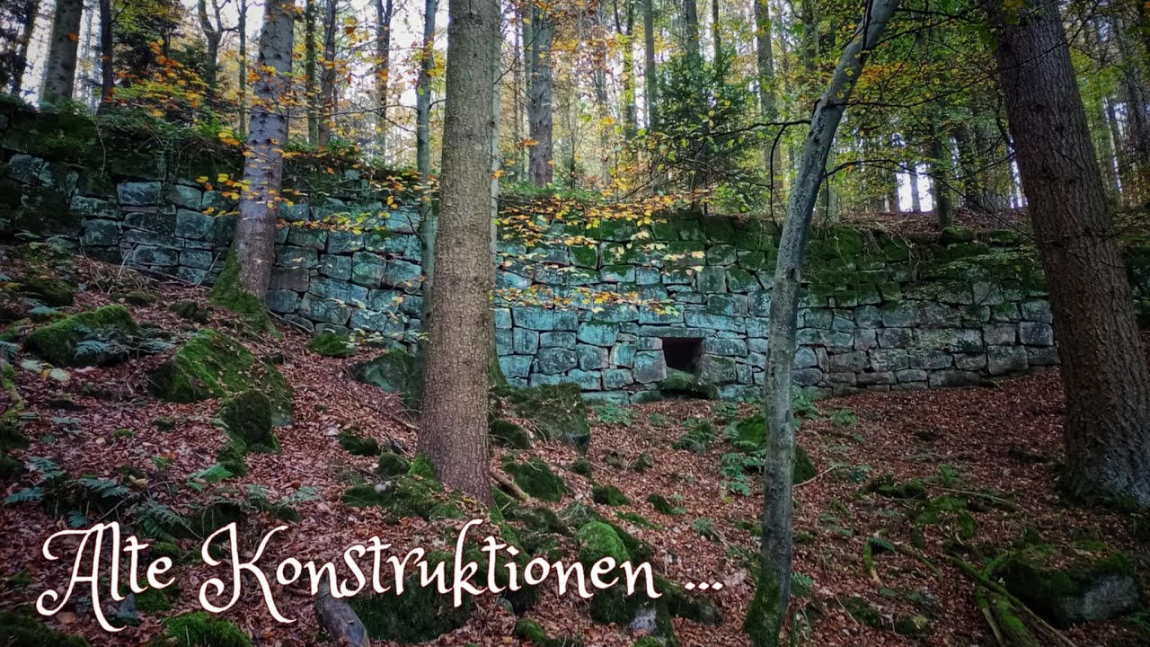 Felsenblöcke mit rechten Winkeln und eine Mauer mitten im Wald am Kloster Frauenalb 🪨🌲🧚🏻‍♂
