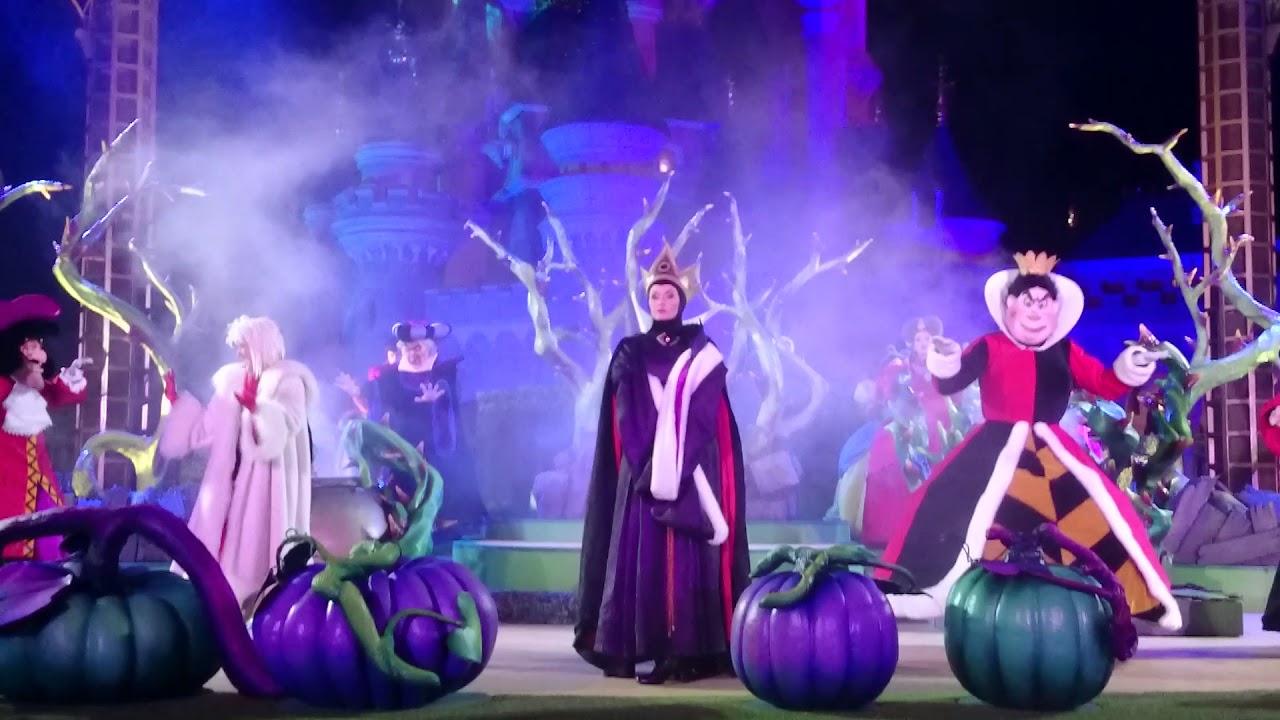 Disneyland Paris - It's Good to be Bad with the Disney Villains - Evil Queen by Night (2015) ! [HD]