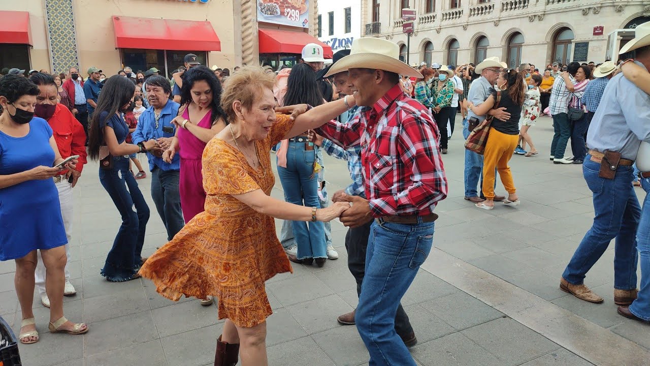 Mira que bonito baila la paisana 💃🎵🕺