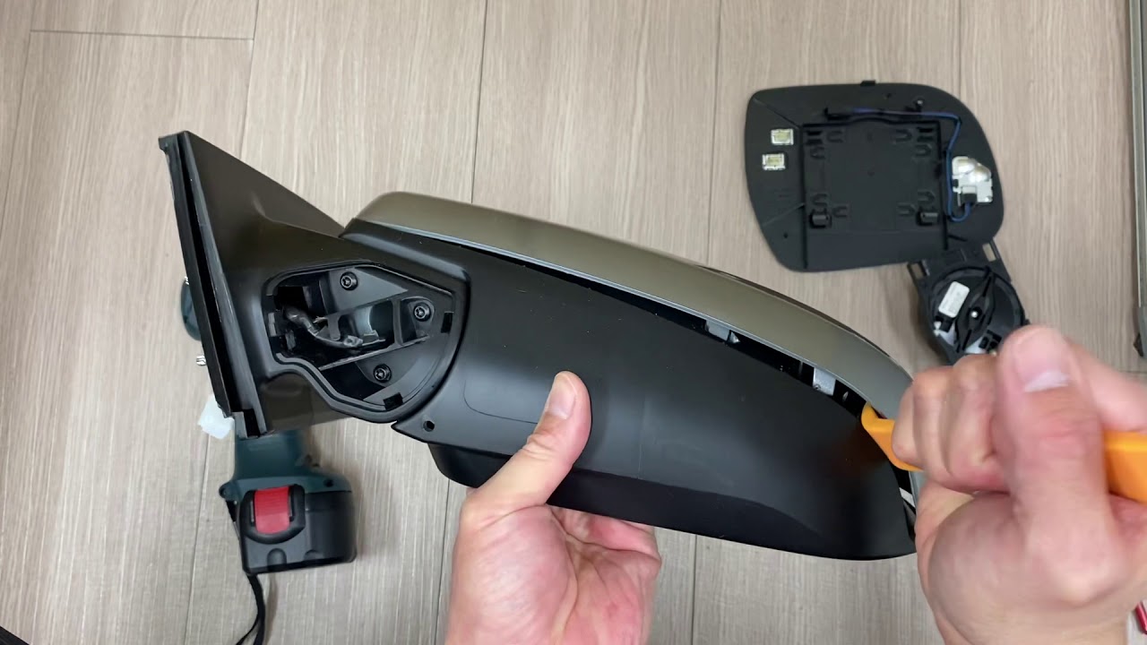 How to disassemble Toyota Sienna 2011-2020 side view mirror-1