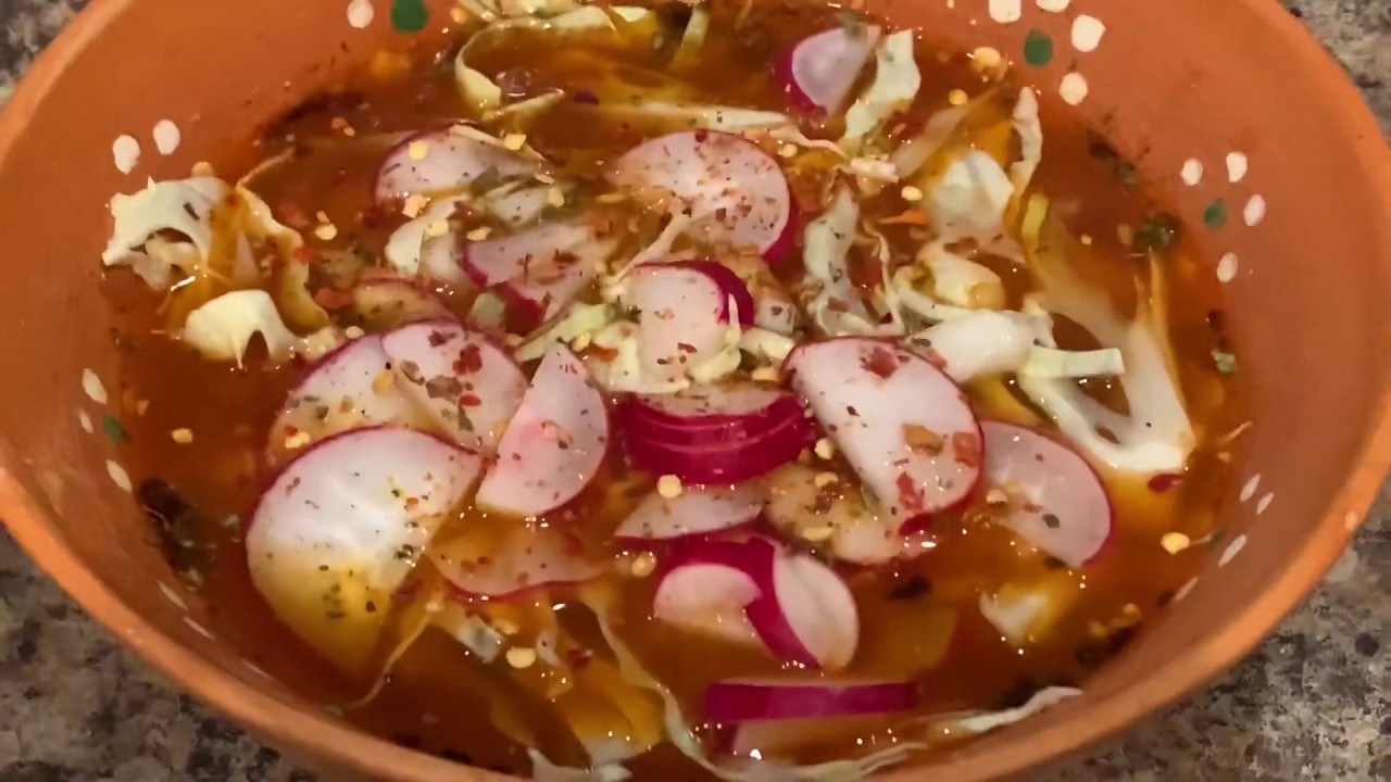 Красный позоле, приготовленный из постной свиной вырезки